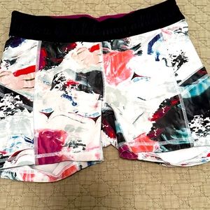Lululemon spandex shorts with pockets, size 6